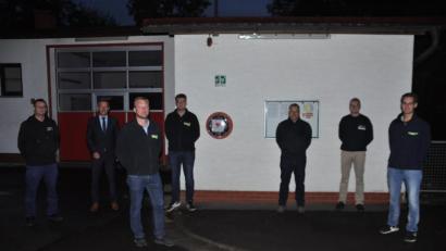 Bild: ak
BRK-Ausbilder Stefan Macht, Peter Porsch von der Raiffeisenbank, Philipp Schmidt und Bernd Kopp von der Feuerwehr, Bürgermeister Markus Brauner sowie Peter Kopp und Andreas Busch (ebenfalls beide Feuerwehr, von links) trafen sich zur Übergabe des Defibrillators.