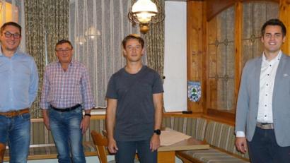 Bild: Mandy Seifert/exb
Bürgermeister Rudolf J. Teplitzky (rechts) dankte dem Vorstand des Tischtennisvereins mit Michael Eckl, Michael Hösl, Henry Seifert (von links) für die geleistete Arbeit.