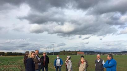 Bild: Katharina Hackl/exb
Beim Ortstermin der SPD (von rechts)Herbert Breitkopf (Gemeinderat SPD), Heinrich Schäfer (Vorsitzender Siedlergemeinschaft Kümmersbruck), Veronika Frenzel (Fraktionsvorsitzende SPD und Klimabeauftragte), Freya Zobel (Vorsitzende Bund Naturschutz Kümmersbruck), Hans-Jürgen Bumes (Vorsitzender Bund Naturschutz Amberg), Hans-Jürgen Frey (Vorsitzender Solarförderverein Amberg); links: Andrea Meier (Gemeinderätin SPD).