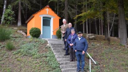 Bild: bnr
Die Lourdeskapelle bei der Bornmühle erstrahlt nach der Renovierung im neuen Glanz. Darüber freuen sich Pfarrer Hans Spitzhirn, Franziska Bronold, Karl Bronold und Mathias Zenger.