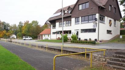 Bild: bkr
Nicht nur Teile des Vereinsheims des TSV 1960 Kastl, sondern auch die 100-Meter-Laufbahn soll erneuert werden. 	Bild: bkr