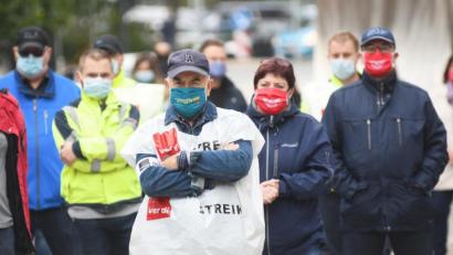 Bild: Gabi Schönberger
Mit Maske und dem vorgeschriebenen Abstand: Dem Aufruf von Verdi zur „Aktiven Mittagspause“ in Weiden sind rund 80 Personen gefolgt.