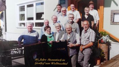 Bild: Gabi Schönberger
Das Gruppenbild zum 50 jährigen Bestehen des Stammtischs im Gasthaus "Zum Waldnaabtal" entstand schon früh im Jahr. Dann bremste die Corona-Pandemie auch die Stammtischbrüder mit ihren Festplänen aus. Unten von links: Ernst Schönberger, die Seniorwirte Sophie und Franz Bäumler, Bernhard Riebl und Felix Frank; Mitte von links: Albert Beer. Manfred Punzmann und Ferdinand Schönberger; hinten von links: Siegfried Windschiegl, Johann Kreinhöfner, Wolfgang Höning, Wirtin Alexandra Bäumler und Hans Franz. Außerdem kommt Robert Beer regelmäßig zum Stammtisch.