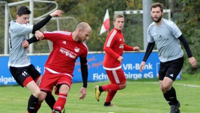 Bild: heh
Die Partie der Sportfreunde Kondrau (graue Trikots) beim Spitzenreiter FC Lorenzreuth war am Wochenende eine von lediglich drei Partien, die in der Kreisliga Süd über die Bühne gehen konnten.