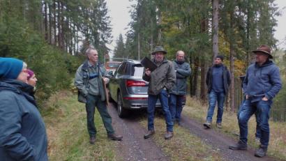 Bild: br
Über die Trockenschäden durch den Borkenkäfer sowie waldbauliche Maßnahmen informierte umfassend Stadtförster Klaus Ferber (Vierter von rechts) die Ausschussmitglieder des Kemnather Stadtrates unter dem Vorsitz von Bürgermeister Roman Schäffler (Dritter von rechts). Forstdirektor Dirk Lüder (Dritter von links) begleitete das Gremium.