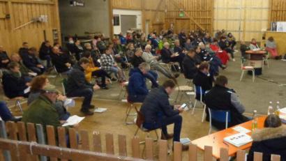 Bild: amö
Groß war das Interesse an der Infoversammlung, in der die Wünsche rund um ein mögliches Dorfgemeinschaftshaus für Muschenried abgefragt wurden. Und rund 50 nutztendie Gelegenheit, ihre Ideen per Handy zu übermitteln.