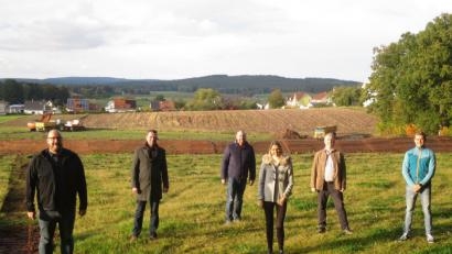 Bild: scha
Corona-bedingt im ganz kleinen Kreis und mit Abstand haben sich die Ammersrichter Stadträte Gabi Donhauser (Dritte von rechts), Christian Schafbauer (Zweiter von links) und Stefan Ott (Zweiter von rechts) mit den Vorständen von JU, Matthias Weigl (rechts), und CSU, Markus Donhauser (links) und Tobias Stubenvoll (Dritter von links) den Beginn der Baumaßnahme Hochwasserschutzbecken angesehen.