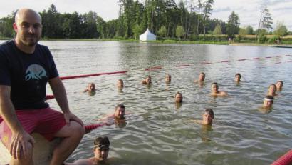 Bild: mr
SV -Trainer Thomas Aigner (links) und sein Jungs am Schätzlerbadweiher in Weiden. Die Bundesliga-Wasserballer müssen in Coronazeiten auf besondere Maßnahmen zurückgreifen.