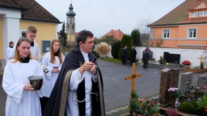 Archivbild: le
Da der Tag Allerheiligen nötig sei für die christliche Trauerarbeit, gehöre dazu auch das „An-das-Grab-gehen“, heißt es aus kirchlichen Kreisen. Auf jeden Fall sei mit Einschränkungen zu rechnen.