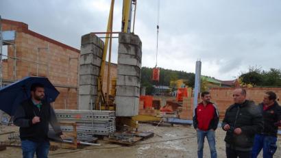 Bild: Houschka
Innerhalb weniger Wochen ist das neue Gerätehaus der Feuerwehr Högling in seinen Konturen entstanden. Hubert Meierhofer jun. (links) schilderte den Baufortschritt, Vizebürgermeister Florian Adam (rechts) sprach allen Wehrmitgliedern den Dank der Gemeinde für ihre Eigenleistungen aus.