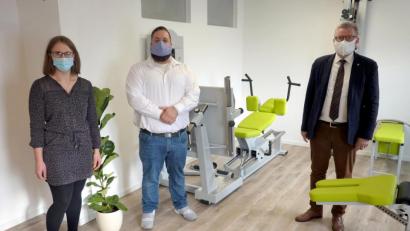Bild: gac
Ines und Bernd Walter mit Bürgermeister Michael Göth (von links) in der neu sanierten Physiotherapie-Praxis.