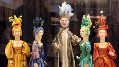 Bild:  Götz
Das Schwandorfer Marionettentheater feierte bereits sein 40-jähriges Bestehen. Der Landkreis unterstützt nun den Verein, der in Schwandorf eine eigene Spielstätte erhalten wird.