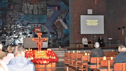 Bild: rgr
Diev dunkle Friedenskirche wird vom Arbeitskreis Ökumene mit einer Vielzahl von Kerzen erhellt.