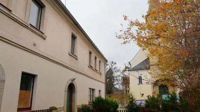 Bild: bsc
Abhilfe bei der hohen Auslastung des Kinderhauses würde die bereits geplante Sanierung des ehemaligen Lehrerwohnhauses (links) zum neuen Rathaus schaffen. Räume des alten Rathauses könnten dann in das angrenzende Kinderhaus integriert werden.