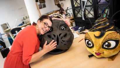 Bild: Benedikt Müller/dpa
Alexandra Brandner, die Gewandmeisterin der neuen Staffel von „The Masked Singer“, in München.