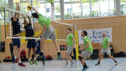 Bild: Andreas Brückmann
Fabian Buck (am Ball) bei einem Angriff des VC Amberg im Heimspiel gegen den TSV Dinkelsbühl.