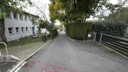 Bild: Wolfgang Steinbacher
Die beiden roten Streifen kennzeichnen den Platz, an dem einmal die "Mauer" stehen soll.