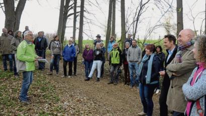 Bild: Stephan Huber
Auch beim Einsatz gegen den geplanten Fahrübungsplatz der Bepo kritisiert Peter Zahn (vorne, links) die Inanspruchnahme von unbebauten Flächen.