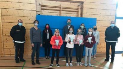 Bild: u
45 Viertklässler der Freudenberger Grundschule absolvieren ihre Radfahrprüfung. Vier Mädchen schaffen den theoretischen und praktischen Teil so gut, dass sie mit einem Ehrenwimpel belohnt werden. Es gratulieren (von links): Polizeihauptkommissar Harald Heselmann, Lehrerin Ingrid Augsberger, Sparkassenmitarbeiterin Yvonne Matar, Bürgermeister Alwin Märkl, Elternbeirätin Martina Ott, Rektorin Gabriele Krettner und Polizeihauptkommissar Horst Strehl.