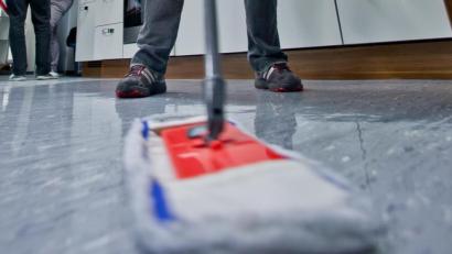 Archivbild: Daniel Karmann/dpa
Einen Wischmopp nutze eine Weidenerin am Samstag, um sich im Streit zu verteidigen.