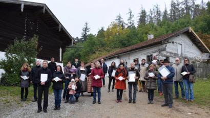 Bild: bnr
14 Gartenbesitzer aus dem gesamten Landkreis wurden mit Urkunde und Plakette für ihren zertifizierten Naturgarten ausgezeichnet. Landrat Thomas Ebeling und Kreisfachberater Wolfgang Grosser überreichten im Freilandmuseum den verdienten Lohn an die erfolgreichen Gartengestalter.