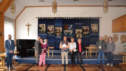 Bild: gi
Familie Weiß aus Dortmund (Mitte) verbringt derzeit ihren 55. Aufenthalt in Moosbach. Bürgermeister Bulenda dankt ihnen sowie der Familie Zwigl (links) und der Familie Zirkel (rechts).