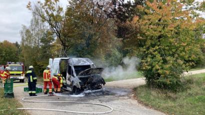 Bild: Polizeiinspektion Sulzbach-Rosenberg
Der Fahrer dieses Mercedes Sprinter hatte Glück im Unglück. Er überstand den Brand ersten Erkenntnissen zufolge ohne Verletzungen.