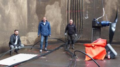 Klärwärter Josef Härtl (rechts) erklärt den beiden Verbandsvorsitzenden Bürgermeister Ernst Schicketanz aus Altenstadt/WN (Mitte) und Bürgermeister Sebastian Dippold aus Neustadt/WN (links) die Funktionsweise der neuen Belüfter.