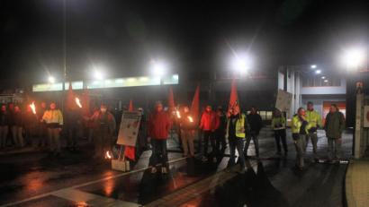 Bild: Günther Fiedler/exb
Am Freitagmorgen begrüßten die Vertrauensleute bei der Hamm AG in Tirschenreuth ihre Kollegen zu Arbeitsbeginn mit Fackeln – so beteiligen sich die Beschäftigen an der IG Metall-Aktionswoche.