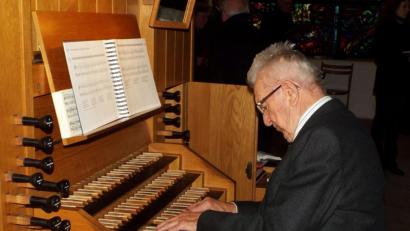Bild: e
Erich Hiltl war 60 Jahre lang in der Pfarrei Kümmersbruck mit Leib und Seele Organist.