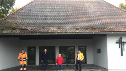 Bild: Norbert Gradl
Die Kümmersbrucker Inklusionsbeauftragte Else Koller (Zweite von rechts) freut sich zusammen mit Bürgermeister Roland Strehl (Zweiter von links) über die neue Rampe am Leichenhaus. Ihr Dank gilt Richard Eckl (rechts) und Jürgen Kohl (links) vom gemeindlichen Bauhof.