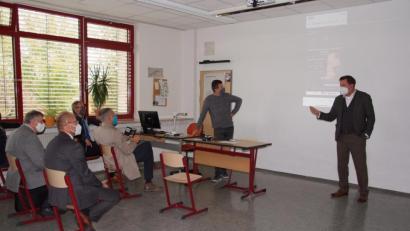 Bild: as
Willkommen im digitalen Klassenzimmer: Konrektor Reiner Summer und Mathelehrer Manuel Brucker (von rechts) erklärten den Mitgliedern des Schulausschusses, wie der Unterricht bald überall laufen könnte. Die Wand wurde kurzerhand zur übergroßen Projektionsfläche umgestaltet.