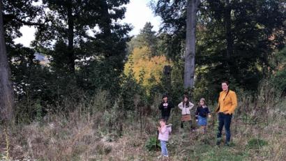 Bild: ads
Simone Peuleke war jünst zur Beratung für einen insektenfreundlichen Garten bei Familie Billner, bei dessen Gestaltung kleine Kinder zu berücksichtigen waren.