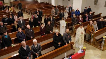 Bild: le
Pfarrer Max Früchtl feiert mit den 27 Jubelpaaren Ehejubiläumsgottesdienst.