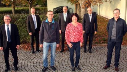 Bild:  zer
Die Geehrten des Bäko-Betriebs engagieren sich mit (von links) Walter Beer, Philipp Beyer, Jürgen Scharnagl, Josef Arnold, Ramona Hannes, Thorsten Schraer und Jürgen Beimler.