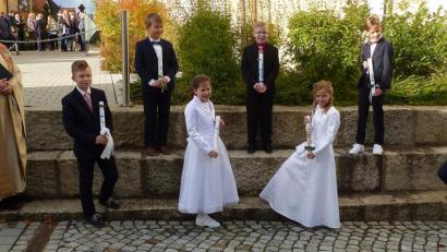 Bild: lgc
Durch Pater Adrian Kugler empfingen zwei Mädchen und fünf Jungen erstmals die heilige Kommunion.