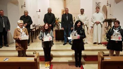 Bild: ld
Für 40-jährige Tätigkeit im Kinderhaus wurde Anita Schindler (vorne, links) geehrt; Eleonore Schwemmer und Kindergartenleiterin Michaela Schmidt (rechts daneben) für 25 Jahre, ebenso Kornelia Kick Tesfaye, die seit 25 Jahren für den Krankenpflegeverein Nagel tätig ist. Es gratulierten (von links) Bürgermeister Bernhard Schindler, Altbürgermeister Ludwig König, die Kirchenpfleger Werner Scharf und Klaus Brunner, Pater Joy und Pastoralreferent Maximilian Pravida.