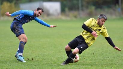 Bild: A. Schwarzmeier
Der FC Vorbach kassierte im Spitzenspiel der Kreisklasse West seine vierte Saisonniederlage. Mit ihrem 1:0-Sieg machte die SpVgg Windischeschenbach das Rennen an der Tabellenspitze wieder ein Stück weit spannender. In dieser Szene schießt der Vorbacher Haroun Kahouli (links), SpVgg-Verteidiger Markus Seitz blockt den Schuss ab.