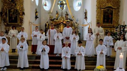 Bild: le
Acht Buben und fünf Mädchen empfangen in der katholischen Pfarrkirche St. Johannes der Täufer die Erstkommunion. Pfarrer Max Früchtl, Elisabeth Lehner und Christina Schaller haben sie dabei begleitet.