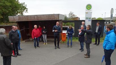 Bild: Dobmeier
Zu chaotischen Zuständen kommt es laut Aussagen beim Dorfrundgang Neunkirchen an der Haltestelle Schule und Kindergarten, wenn „Elterntaxis“, der Bus und Fußgänger zu den Hol- und Bringzeiten von Kindergarten und Schule aufeinandertreffen. Die Neuordnung der Verkehrssituation mit angrenzenden Straßen sei wünschenswert.