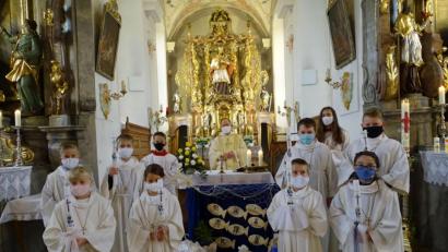 Bild: hl
Pfarrer Heribert Stretz (hinten Mitte) zelebrierte den Festgottesdienst, in dem acht Mädchen und Buben erstmals zum Tisch des Herrn gingen.