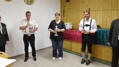 Bild: Drei-Mohren-Schützen/exb
Preisverteilung für Seppl- und Geburtstagsschießen (von links): Dritter Schützenmeister Markus Gebhard, Xaver Wolfsteiner, Steffi Kordein-Kubeng, Lothar Mehringer und Josef Schmaußer.