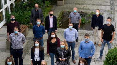Bild: Berufliches Schulzentrum Marktredwitz/exb
In der ersten Reihe von links Sabrina Trippner, Tina Rebhan, Julia Zorzytzki, in der zweiten Reihe Ines Hanft, Merle Metzner, in der dritten Reihe Fabian Scheer, Corinna Rehfeldt, Franz Dieminger, in der vierten Reihe Carsten Lindner, Andreas Dorsch, Marcel Scherer, Sebastian Wolf. Willkommen hießen sie (letzte Reihe von links) Michael Schmidt (Schulleiter), Frank Eckstein (weiterer ständiger Vertreter des Schulleiters, Wirtschaftsschule), Heribert Pickert (ständiger Vertreter des Schulleiters, BSZ) und Peter Braune (weiterer ständiger Vertreter des Schulleiters, FOS/BOS).