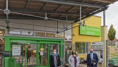 Bild: gz
Bankdirektor Werner Bäumler von der Raiffeisenbank Neustadt-Vohenstrauß begrüßte das Ehepaar Angelika und Max Beer (von rechts.) aus Altendorf bei Nabburg als neue Eigentümer der Immobilie.