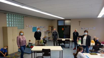 Bild: fjo
In der harmonischen Zusammenarbeit von Schule, Marktgemeinde und gsi sehen Rektor Edgar Hanner und Bürgermeister Markus Bauriedl (hinten, von links) mit Gfi-Geschäftsführerin Martina Weiß (rechts) das Erfolgsrezept der ersten offenen Ganztagsschule im Grenzmarkt.