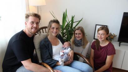 Bild: bph
Die kleine Tochter von Melanie Ferstl (Zweite von links) und ihrem Partner Sebastian Lochner (links) ist dieses Jahr die 40. Hausgeburt der beiden Hebammen Verena Raab (rechts) und Alexandra Regner (Zweite von rechts).