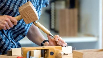 Bild: Sebastian Gollnow/dpa/dpa-tmn 
Die Geschäftslage des ostbayerischen Handwerks verbessert sich langsam, wie der Konjunkturbericht der Handwerkskammer Niederbayern-Oberpfalz zeigt.