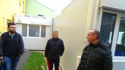 Bild: Houschka
Corona gebietet Abstand. Als ihnen Zweiter Bürgermeister Florian Adam
(rechts) die am Kindergartengelände aufgestellten Container zeigte, mussten die Gemeinderäte wegen der engen Situation in Zweier-Teams zur Besichtigung der Behelfsunterkünfte kommen.