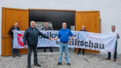 Bild: u
Der Musikzug hat seinen neuen Lagerraum unter der Tribüne des Festspielvereins bezogen. Altbürgermeister Hans Drexler (vorn links) überreicht den Schlüssel an Maximilian Stein (vorn rechts). Außerdem gibt es für den Musikzug eine freudige Überraschung. Markus Nagler (hinten rechts) spendiert ein Banner. Mit im Bild (hinten, von links): Dirigent Wolfgang Vögele, NBMB-Kreisvorsitzender Werner Stein und Schatzmeisterin Erika Weidner.