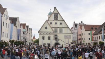 Archivbild: Helmut Kunz
Die bisher größte Corona-Demo der Stadt: Rund 300 Gegner der Schutzmaßnahmen protestieren im Mai vor dem Alten Rathaus für "Grundrechte". Masken tragen die wenigsten.